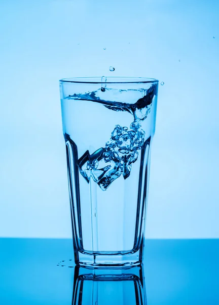 Stänkande vatten från ett glas — Stockfoto