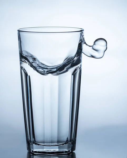 Woda tryskająca ze szklanki — Zdjęcie stockowe