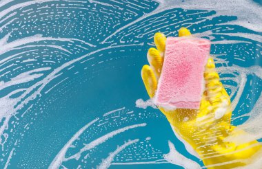 el bir bez ile yüzey temizler