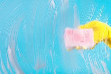 Temizlik cam pencere cam deterjan ile el 