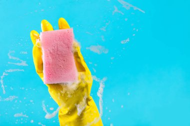 el bir bez ile yüzey temizler