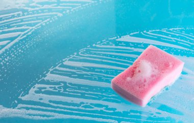 mavi bir arka plan üzerinde köpük sünger