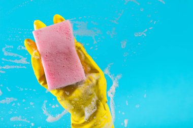 el bir bez ile yüzey temizler