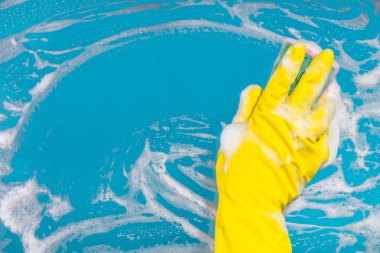 el bir bez ile yüzey temizler