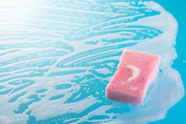 mavi bir arka plan üzerinde köpük sünger