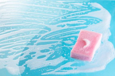 mavi bir arka plan üzerinde köpük sünger