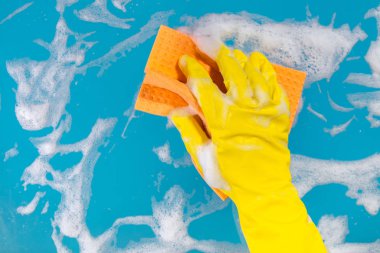 el bir bez ile yüzey temizler