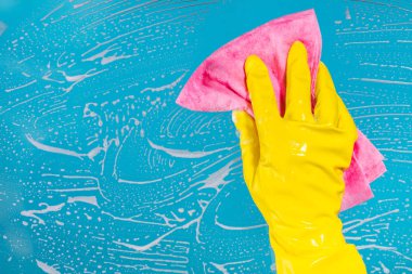 el bir bez ile yüzey temizler