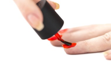 Kırmızı cila ile tırnak boyama