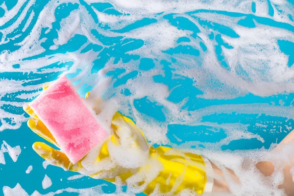 Temizlik cam pencere cam deterjan ile el 