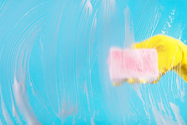 Temizlik cam pencere cam deterjan ile el 