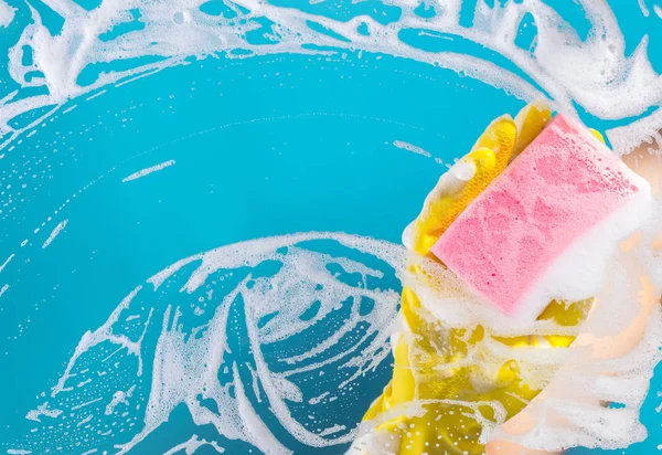 Temizlik cam pencere cam deterjan ile el 