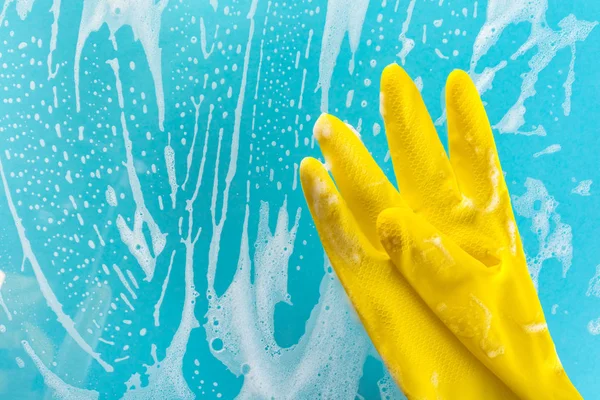 köpük mavi bir arka plan üzerinde eldiven