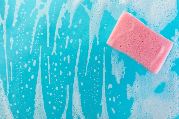 mavi bir arka plan üzerinde köpük sünger