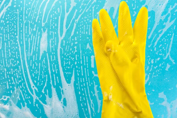 köpük mavi bir arka plan üzerinde eldiven
