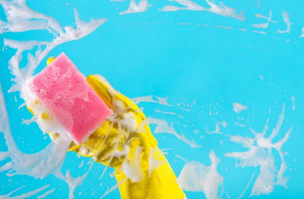 Cristal de limpieza de la mano ventana con detergente — Foto de Stock