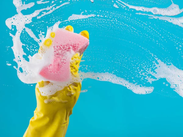 Temizlik cam pencere cam deterjan ile el 