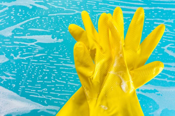 köpük mavi bir arka plan üzerinde eldiven