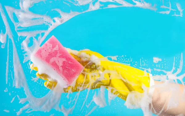 Temizlik cam pencere cam deterjan ile el 