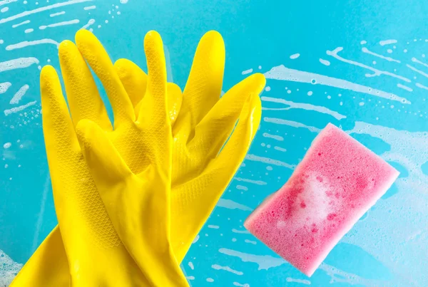 eldiven ve mavi bir arka plan üzerinde köpük sünger