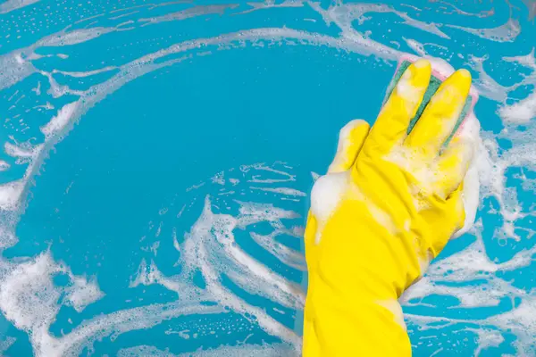 el bir bez ile yüzey temizler