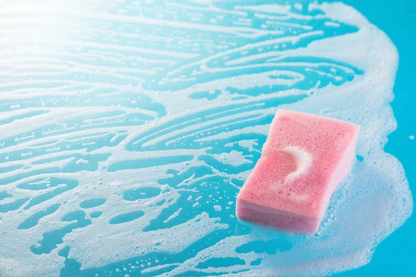 mavi bir arka plan üzerinde köpük sünger