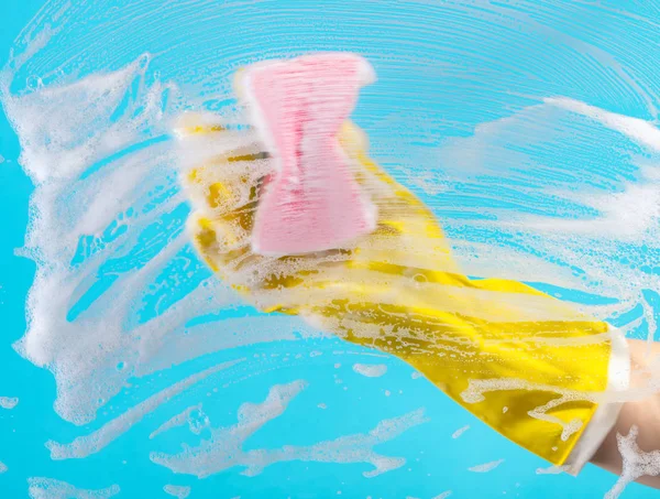 Temizlik cam pencere cam deterjan ile el 