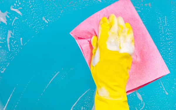 el bir bez ile yüzey temizler