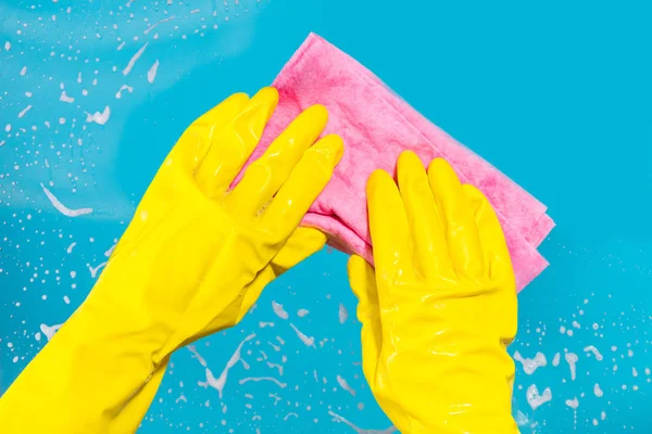 el bir bez ile yüzey temizler