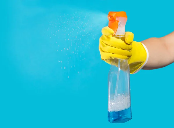 Detergente per la pulizia in una mano femminile — Foto Stock