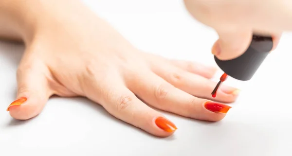 Pintura de unhas com verniz vermelho — Fotografia de Stock