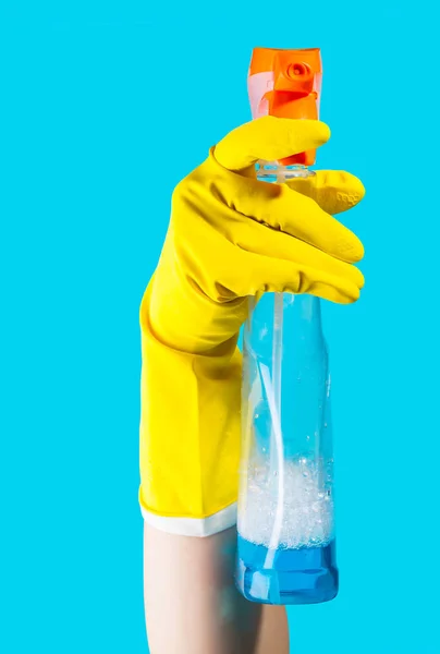 Detergente para la limpieza en una mano femenina — Foto de Stock