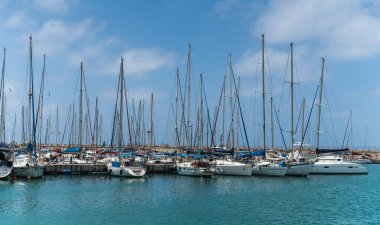 iskelede demirli yelkenli gemi