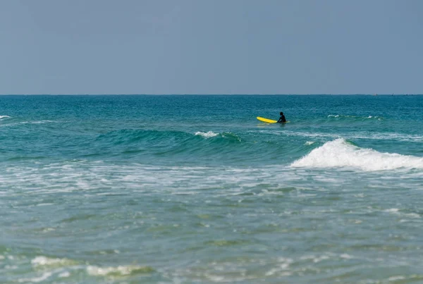 Homme sur un surf dans la mer — Photo