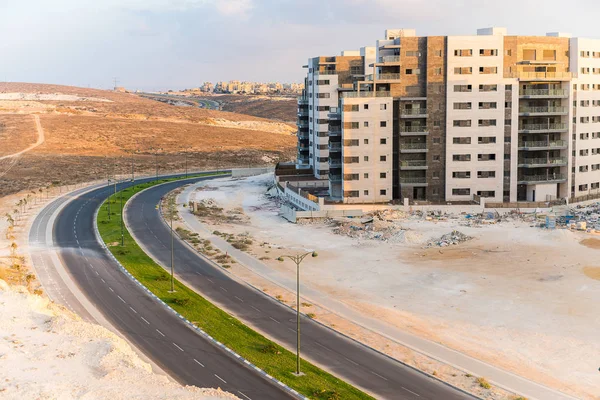 Nouveau bâtiment et une route — Photo