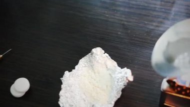 bir kaşık bir yangın bir narkotik madde hazırlama
