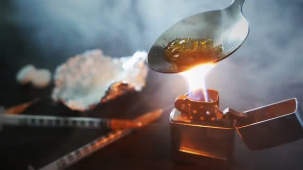 Preparar Una Sustancia Narcótica Una Cuchara Sobre Fuego — Vídeo de stock