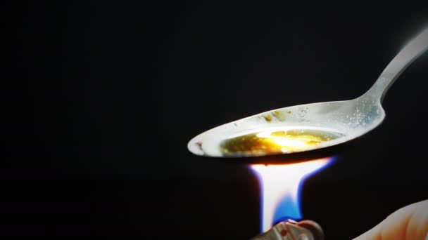 在火上用勺子准备麻醉物质 — 图库视频影像