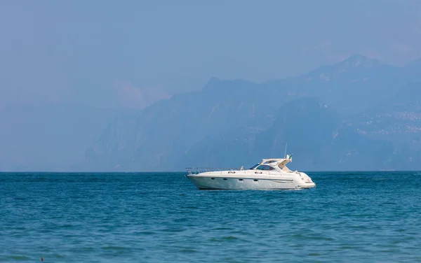 Barca a motore galleggia — Foto Stock