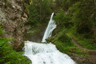 İtalyan Alpleri'nde şelale