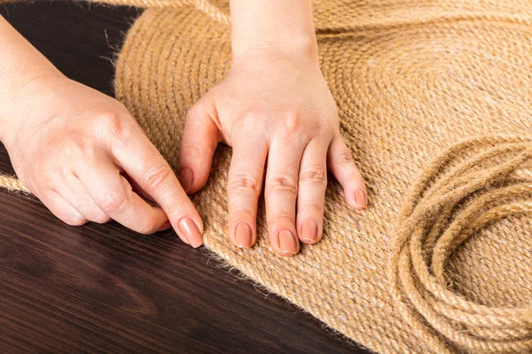 Herstellung handgefertigter Teppiche aus einem Seil — Stockfoto