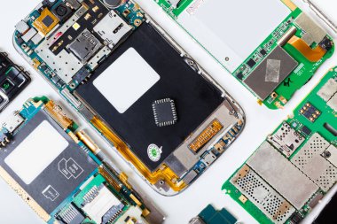 demonte bir cep telefonu üzerinde elektronik çip