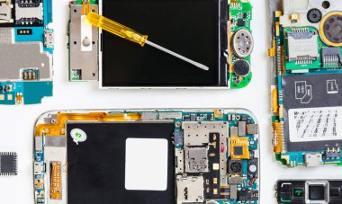 Demonte cep telefonu ve tornavida 