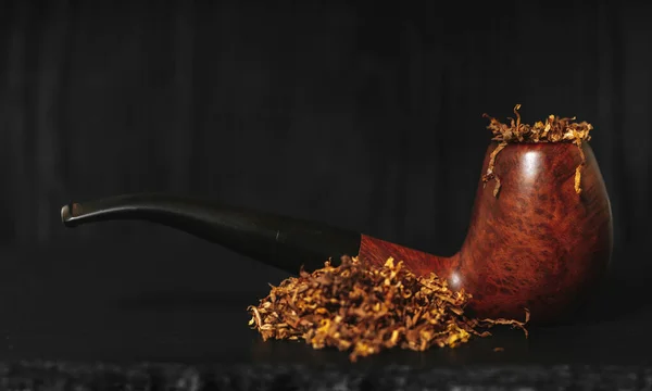 Pfeife rauchen mit Tabak — Stockfoto