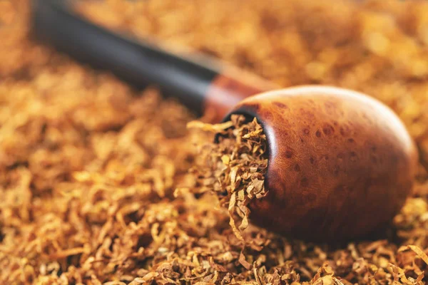Pfeife rauchend in Nahaufnahme — Stockfoto