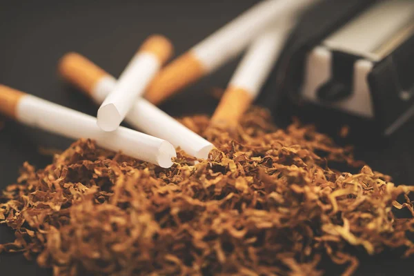 带烟草和香烟的卷烟机 — 图库照片