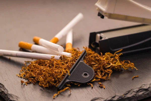 Sigarettenautomaat met tabak en sigaretten — Stockfoto