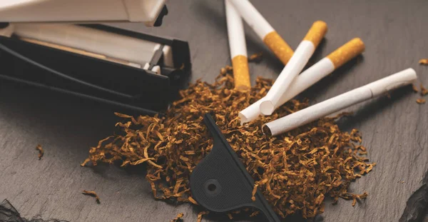 Máquina de cigarrillos con tabaco y cigarrillos — Foto de Stock