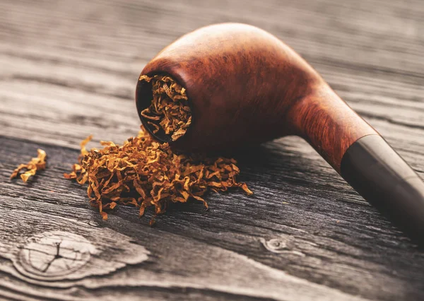 Smoking pipe with tobacco — Stock Photo, Image