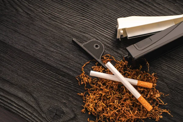 带烟草和香烟的卷烟机 — 图库照片